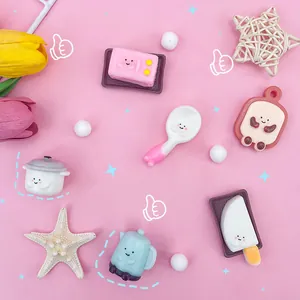 Süße Kawaii Miniatur Küchenutensilien Squeeze Spielzeug Set auf rosa Hintergrund