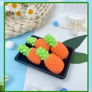 Vue détaillée de quatre mignons jouets spongieux en forme d'ananas orange sur plateau.