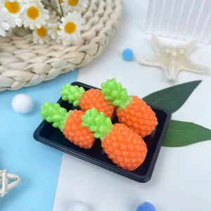 Gros plan détaillé de quatre jouets anti-stress spongieux en forme d'ananas mignon.