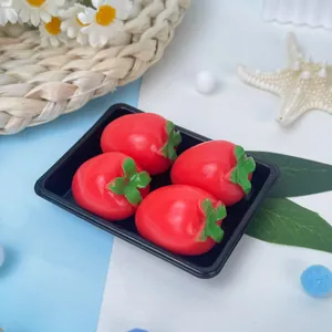 Gros plan de quatre mignons jouets de fruits rouges spongieux anti-stress
