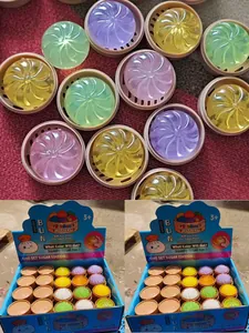 Collezione di mini squishy colorati a forma di ravioli in cestini per lo stress