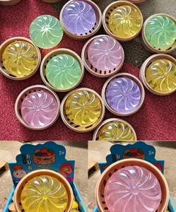 Primo piano di mini giocattoli colorati a forma di panino per alleviare lo stress