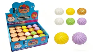 Visualizzazione dettagliata di mini squishy a forma di panino colorato con scatola.