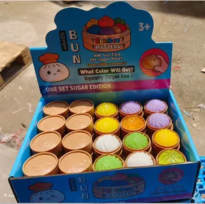 Set di mini giocattoli antistress a forma di panini al vapore in un espositore blu