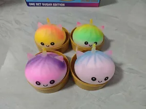 Dettaglio di quattro giocattoli squishy unicorno colorati con faccine sorridenti