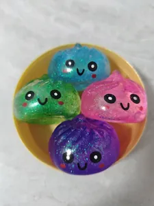 Macrodetail van vier kleurrijke met glitters gevulde dumpling squishy speelgoed voor stress