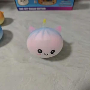 Schattig eenhoorn broodje squishy speeltje met kleurrijk verloop en smiley gezicht voor stress