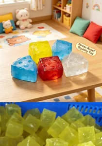 Nahaufnahme von bunten käseförmigen Squishy-Spielzeugen auf einem rustikalen Holztisch