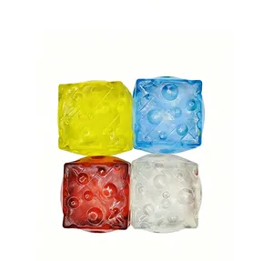 Detaillierte Nahaufnahme von vier bunten quadratischen Squishy-Spielzeugen mit Blasenoberfläche.