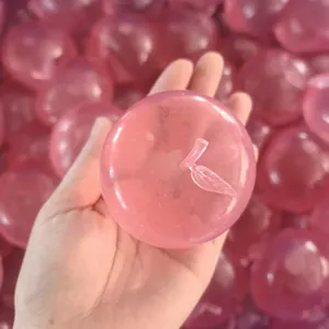 Gros plan d'un jouet à presser en forme de pomme rose translucide anti-stress
