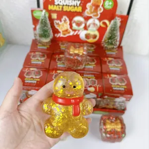 Dettaglio di un giocattolo squishy omino di pan di zenzero con glitter oro per Natale.
