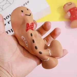 Gros plan d'un jouet spongieux bonhomme en pain d'épices pour soulager le stress