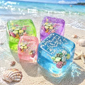 Λεπτομερής προβολή πολύχρωμων κύβων squishy με θέμα τον ωκεανό σε μια αμμώδη παραλία.