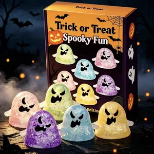 Detailansicht bunter Halloween-Geist-Squishy-Spielzeuge mit leuchtenden Glitzertexturen