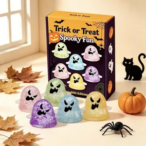 Set mit bunten Halloween-Geist-Squeeze-Spielzeugen in einer schaurig-schönen Geschenkschachtel