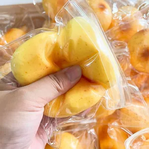 Gros plan d'une main pressant un jouet anti-stress patate avec fluide de maltose