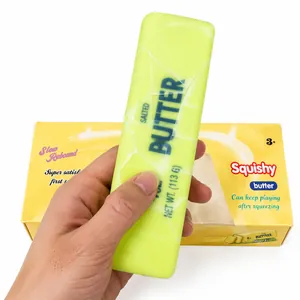 Nahaufnahme eines Squishy-Spielzeugs in Form eines Buttersticks beim Drücken der weichen Textur.