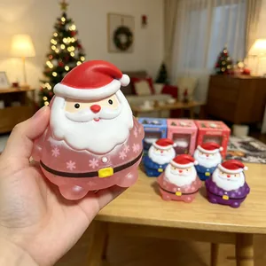 Detailansicht von langsam zurückfedernden Weihnachtsmann-Spielzeugen in warmer Umgebung.