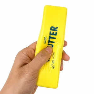 Nahaufnahme eines simulierten gelben Buttersticks aus PU-Schaum als langsames Rückprallspielzeug