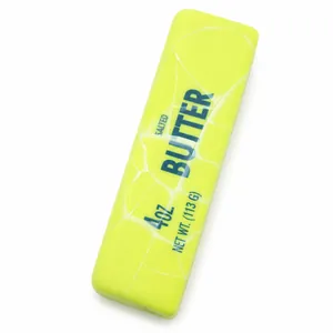 Detailansicht eines gelben Butterstangen-Knautschspielzeugs mit realistischen Rissen.