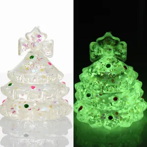 Vue détaillée d'un jouet de décompression sapin de Noël phosphorescent avec des paillettes.