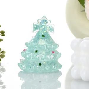 Gros plan d'un jouet squishy sapin de Noël en TPR vert menthe avec de jolies paillettes