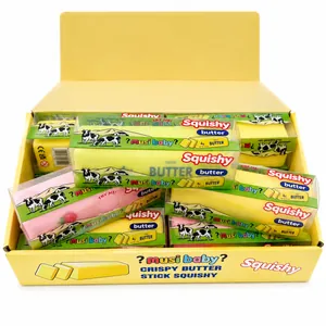 Makroaufnahme von Butterriegel-Squishy-Spielzeugen in einer gelben Displaybox für Stress