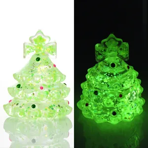 Comparaison du jouet à presser sapin de Noël lumineux en lumière normale et obscurité