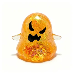 Nahaufnahme eines lichtdurchlässigen, orangefarbenen Halloween-Geist-Quetschspielzeugs.