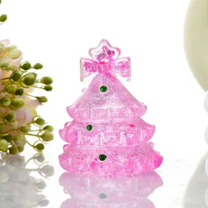 Gros plan sur le jouet anti-stress en TPR en forme de sapin de Noël rose pailleté.