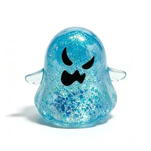 Detailansicht eines blauen Glitzer-Geister-Quetschspielzeugs für den Halloween-Stressabbau
