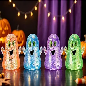 Detailopname van kleurrijke glitter spook-squishies in oranje blauw paars groen voor Halloween