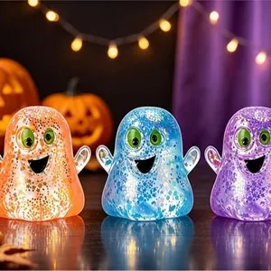 Detail van drie kleurrijke glitter Halloween-geest stressverlagende speeltjes op tafel