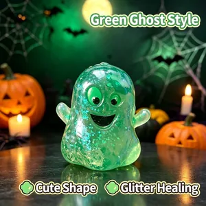 Macrodetail van de groene glitter spook squishy voor Halloween stressverlichting.