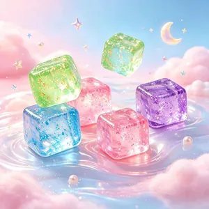 Λεπτομερής προβολή παιχνιδιών squishy παγοκύβων με γκλίτερ σε ένα ονειρικό παστέλ σκηνικό