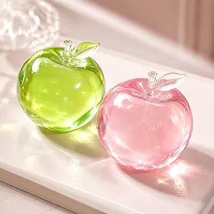 Detailansicht durchscheinender Apfel-Squishy-Spielzeuge mit glänzender Malztextur.