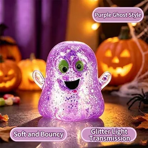 Detailweergave van paarse glitter spook squishy speeltje met zachte textuur