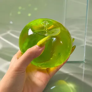 Nahaufnahme eines leuchtend grünen, lichtdurchlässigen Apfel-Antistress-Spielzeugs
