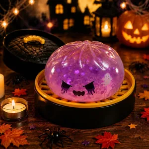Κοντινό πλάνο μωβ διαφανούς παιχνιδιού squishy Halloween με τρομακτικό πρόσωπο φαντάσματος