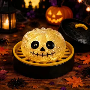 Κίτρινη κολοκύθα Halloween με γκλίτερ, παιχνίδι κατά του στρες σε σκοτεινό φόντο