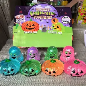 Detailweergave van verschillende kleurrijke glitter Halloween spook en pompoen knijpspeeltjes