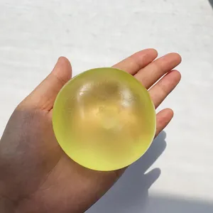 Pallina antistress gialla traslucida con una consistenza liscia per l'esercizio della mano