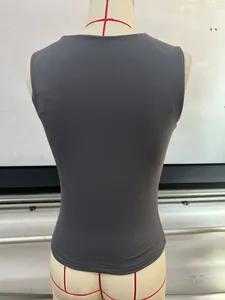 Vue arrière détaillée d'un débardeur gris foncé sans manches sur un mannequin de couture