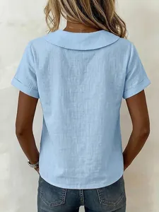Rückansicht eines lässigen hellblauen Baumwoll-Leinen-Kurzarmshirts mit Peter-Pan-Kragen