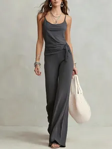 Elegante set grigio a due pezzi con canotta e pantaloni a gamba larga a vita alta