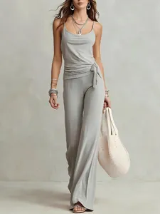 Vista dettagliata del set casual grigio con canotta e pantaloni a gamba larga a vita alta