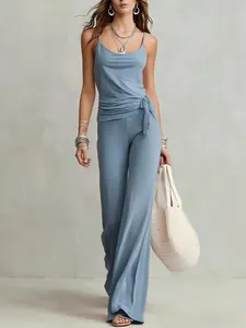 Vista completa del set top senza maniche blu e pantaloni a gamba larga su modella