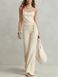 Elegante set beige due pezzi con top a canotta e pantaloni a vita alta a gamba larga