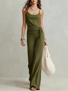 Dettaglio completo del top a canotta verde oliva e del set di pantaloni a gamba larga eleganti