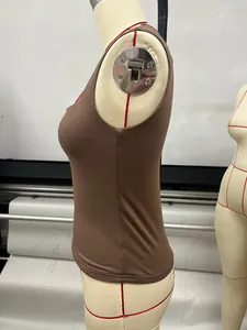 Détail de vue latérale d'un débardeur marron sans manches à col carré pour femme